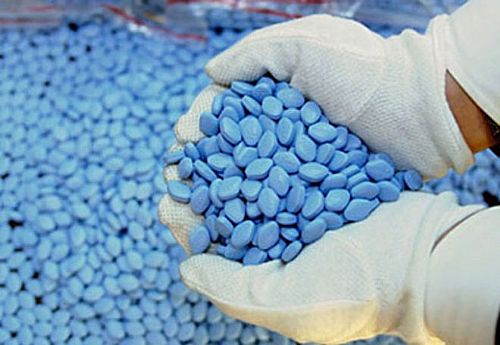 Assim como a pílula do dia seguinte, o Viagra (a famosa “pílula azul”) pode parecer um milagre em forma de remédio, mas precisa de atenção. E, como todo remédio, o ideal é que você consulte um médico antes de sair comprando por aí.O remédio, que é recomendado para resolver problemas de ereção em idades superiores a 50 anos, está sendo usado pelos mais jovens para lidar com fatores como insegurança e ansiedade. O uso recorrente e desenfreado do Viagra pelos jovens começou a ganhar atenção quando um escritor inglês, James Andrew, de 24 anos, cometeu suicídio e um dos motivos seria que a namorada teria descoberto q